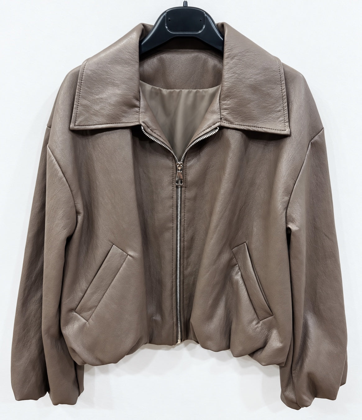 Giacca corta effetto pelle tortora con zip